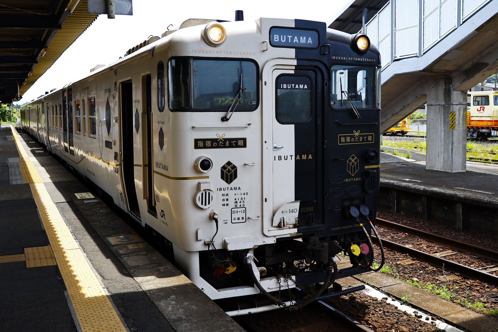 The Ibusuki no Tamatebako train at a station platform